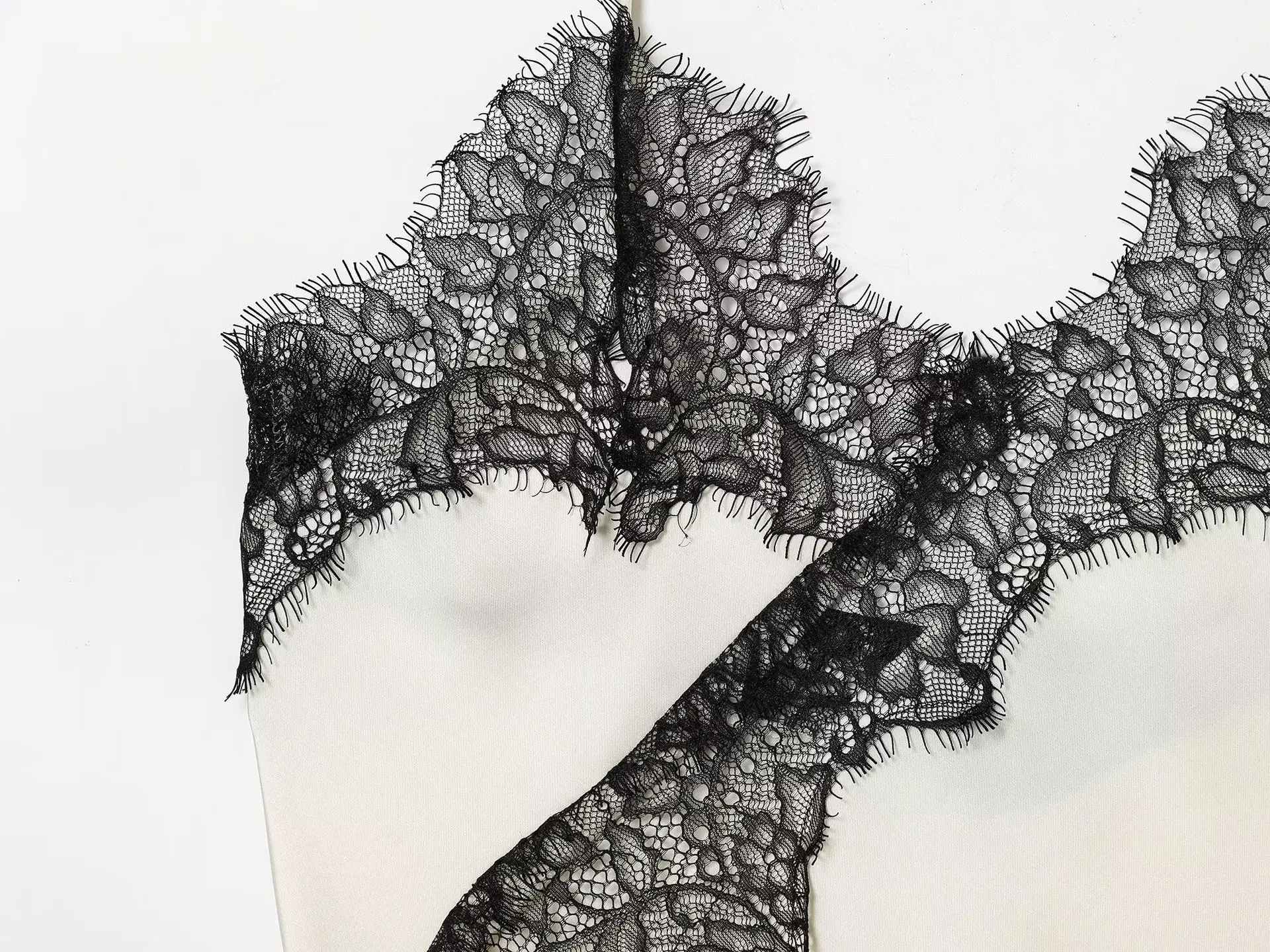 HH Damen Sommer Ärmelloses Einfarbiges Camisole-Top Sexy Spitze Ausgehöhlter V-Ausschnitt Spaghetti-Träger-Tops Unregelmäßiger Saum 2026 Strand- und Dinner-Outfit – Detail 6