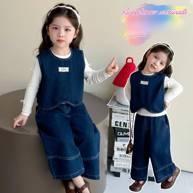 

Модный комплект для девочек: футболка, джинсовый топ и прямые джинсы — тройка, весна-осень 2026, новая коллекция детской одежды