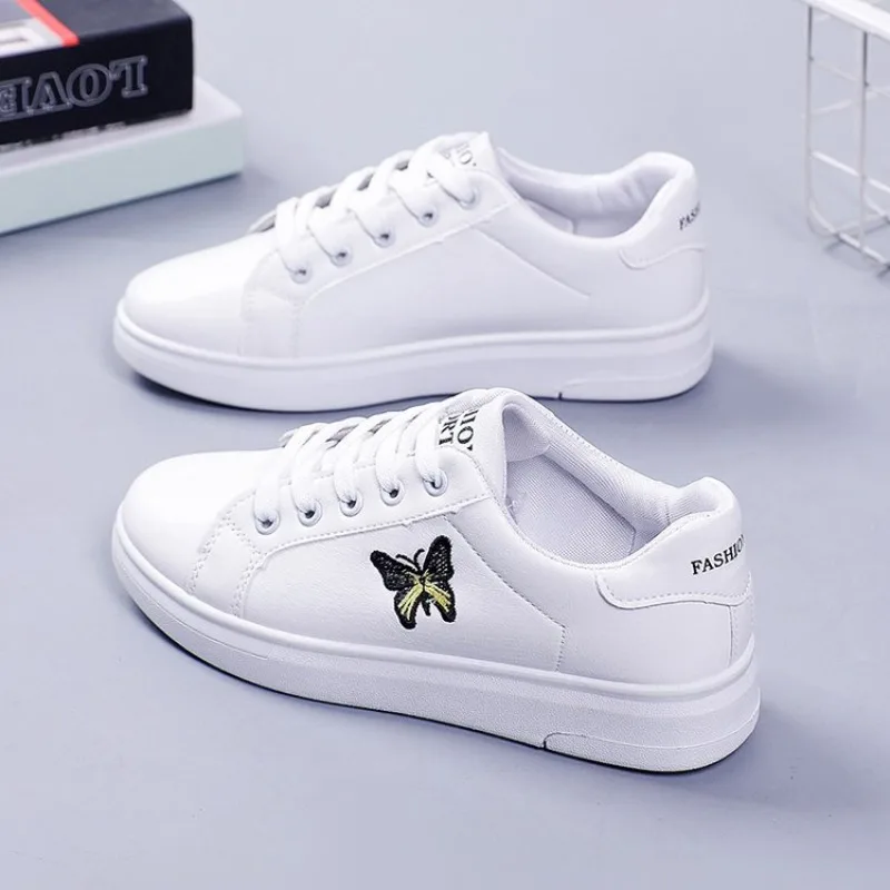 

2025 Hot Seller Spring Women Casual Shoes Soft Bottom Anti-slip Board Shoes Lightweight Small White Designer Sneakers for Women