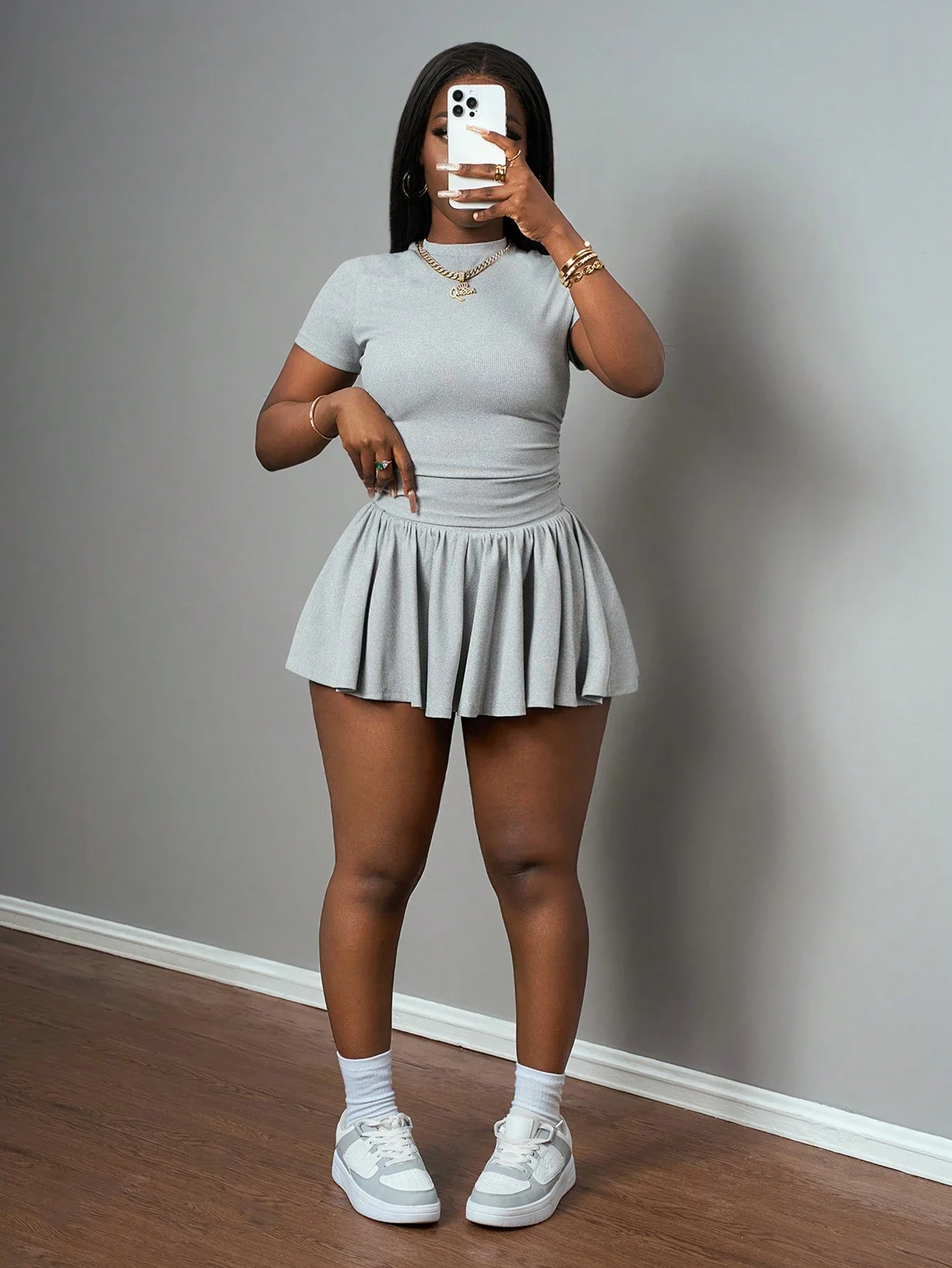 

Серый комплект из укороченного топа с короткими рукавами и плиссированной мини-юбки для женщин