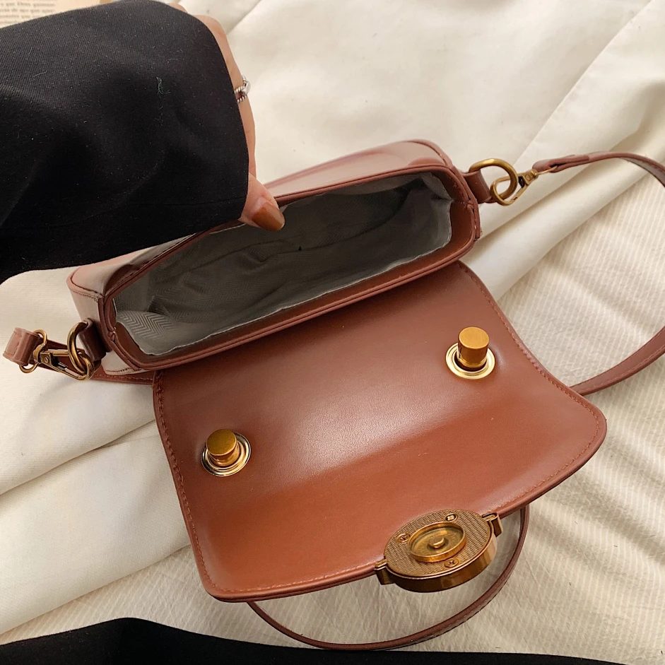 حقيبة مربعة الموضة حقائب كتف صغيرة جديدة للنساء 2025 جودة عالية الصلبة بولي Leather الجلود Crossbody حقيبة ساعي فاخرة الإناث