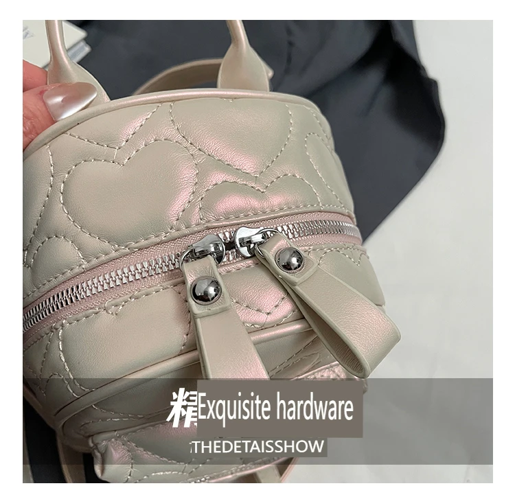 Neuer, modischer silberner Rucksack für Damen, vielseitig einsetzbar, mit Herzmuster, ideal als Schultasche für Schülerinnen, trendiger Reise- und Einkaufsrucksack für Mädchen. – Detail 7