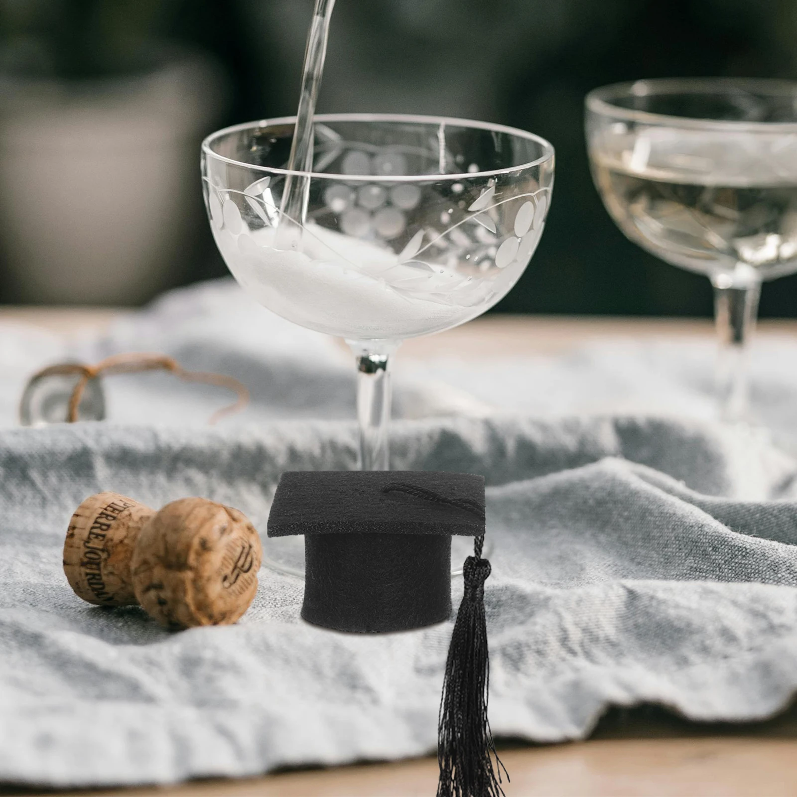 

Stylish Doctorial Hat Wine Bottle Topper Tassel Cap Cover for Holiday Party Table Decoration Christmas Gift Idea