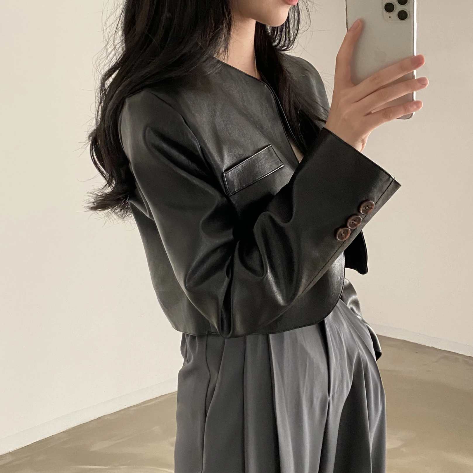 Retro Design Short Leather Jacket Women's Versatile Stylish Commute Windproof Polyester Fiber Straight Body Long Sleeve