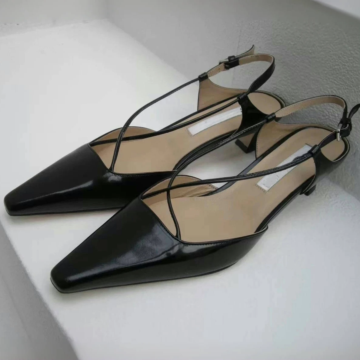 

Модные кожаные сандалии на низком каблуке с перекрестными ремешками и острым носком, женские корейские сандалии без шнуровки, новое поступление лета