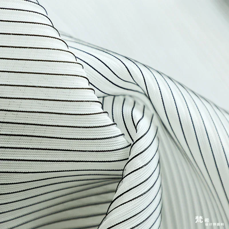 

Оригинальная дизайнерская ткань, трехмерная полосатая черно-белая вертикальная ткань, креативная одежда, шитье своими руками, оптовая продажа ткани