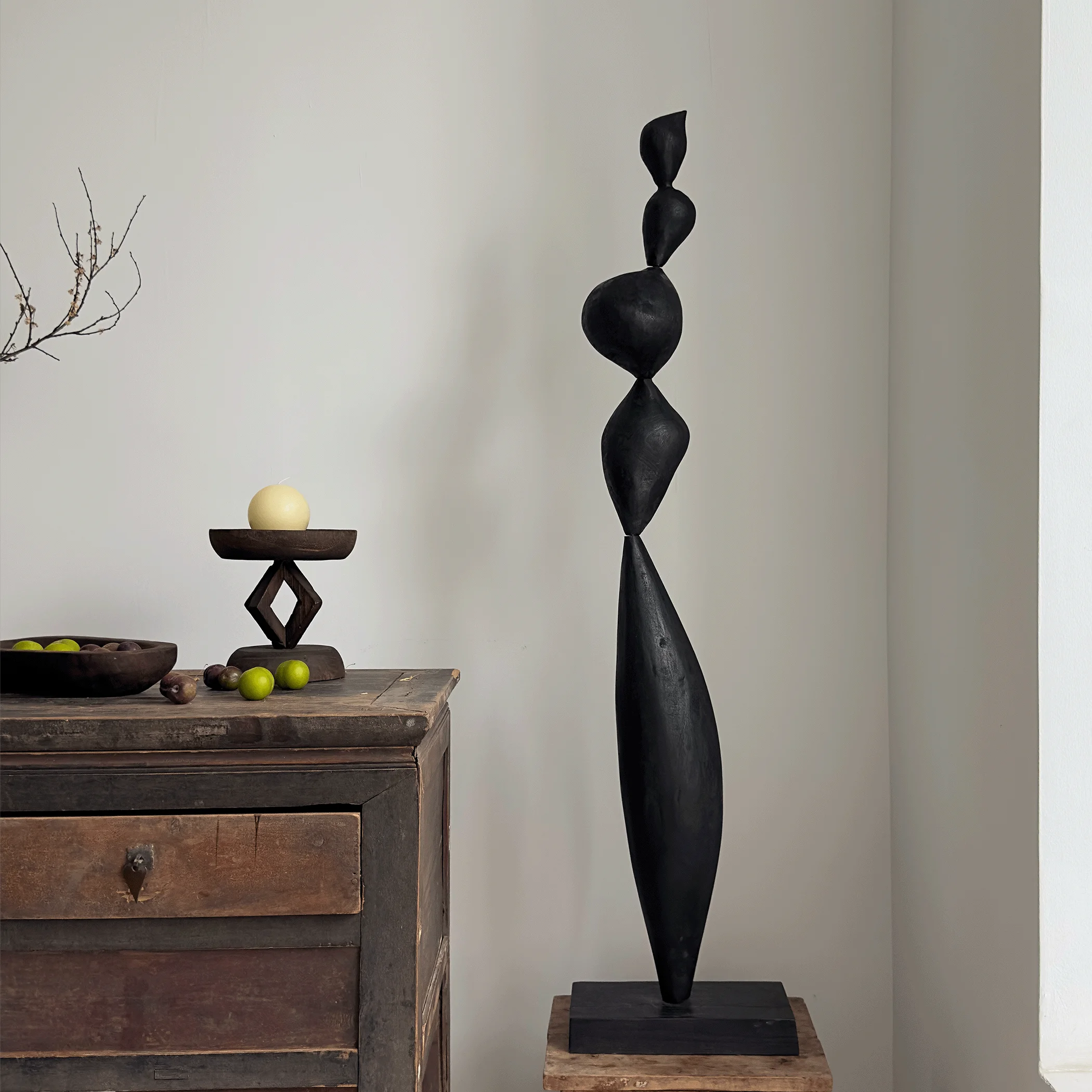 

Дзен, абстрактная скульптура из цельного дерева, ваби-саби, ветер, крупномасштабный орнамент, вход от пола до потолка, тонкая вертикальная высота, искусство