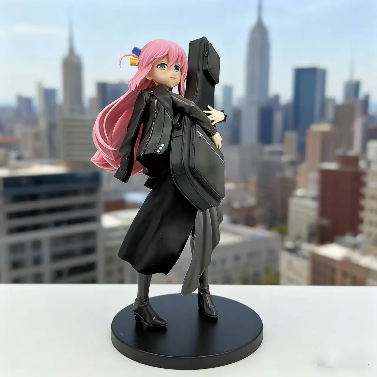 Стоящая фигурка, одинокая рок-гитара, двумерная красивая девушка, анимация, игровая модель, орнамент