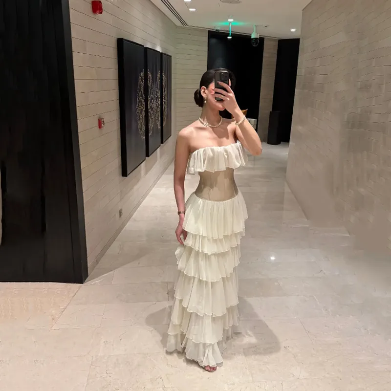 Prosta, długa suknia balowa typu sheath, seksowna, bez ramiączek, bez rękawów, warstwowa suknia wieczorowa, bez pleców, sznurowana, do ziemi, w stylu Arabii Saudyjskiej.