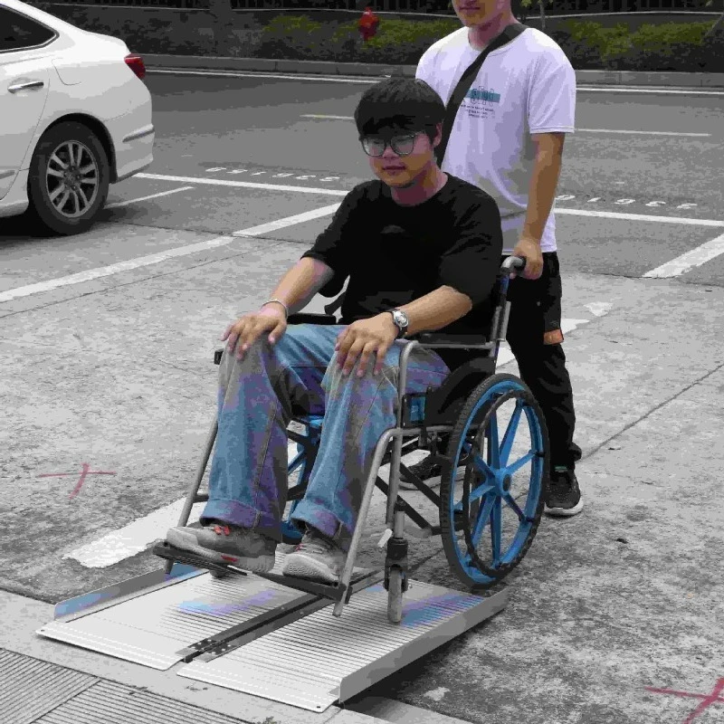 High-strength aluminum ramp portable foldable wheelchair, special ramp with handle pressure-resistant thickening
