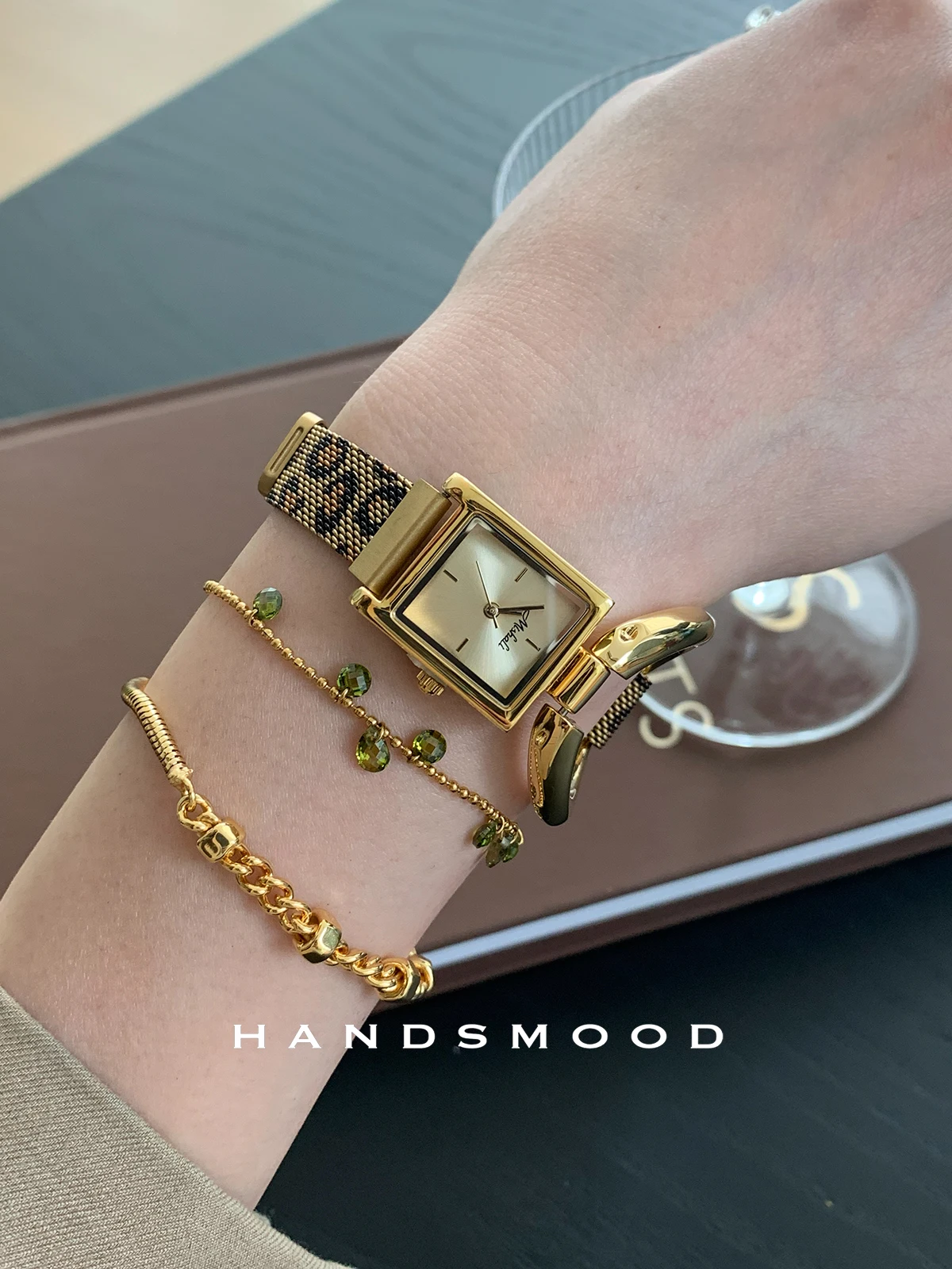 ساعة يد نسائية أنيقة بقرص مربع أنيق وحزام مغناطيسي بطبعة جلد الفهد. هدية مثالية لصديقتك.