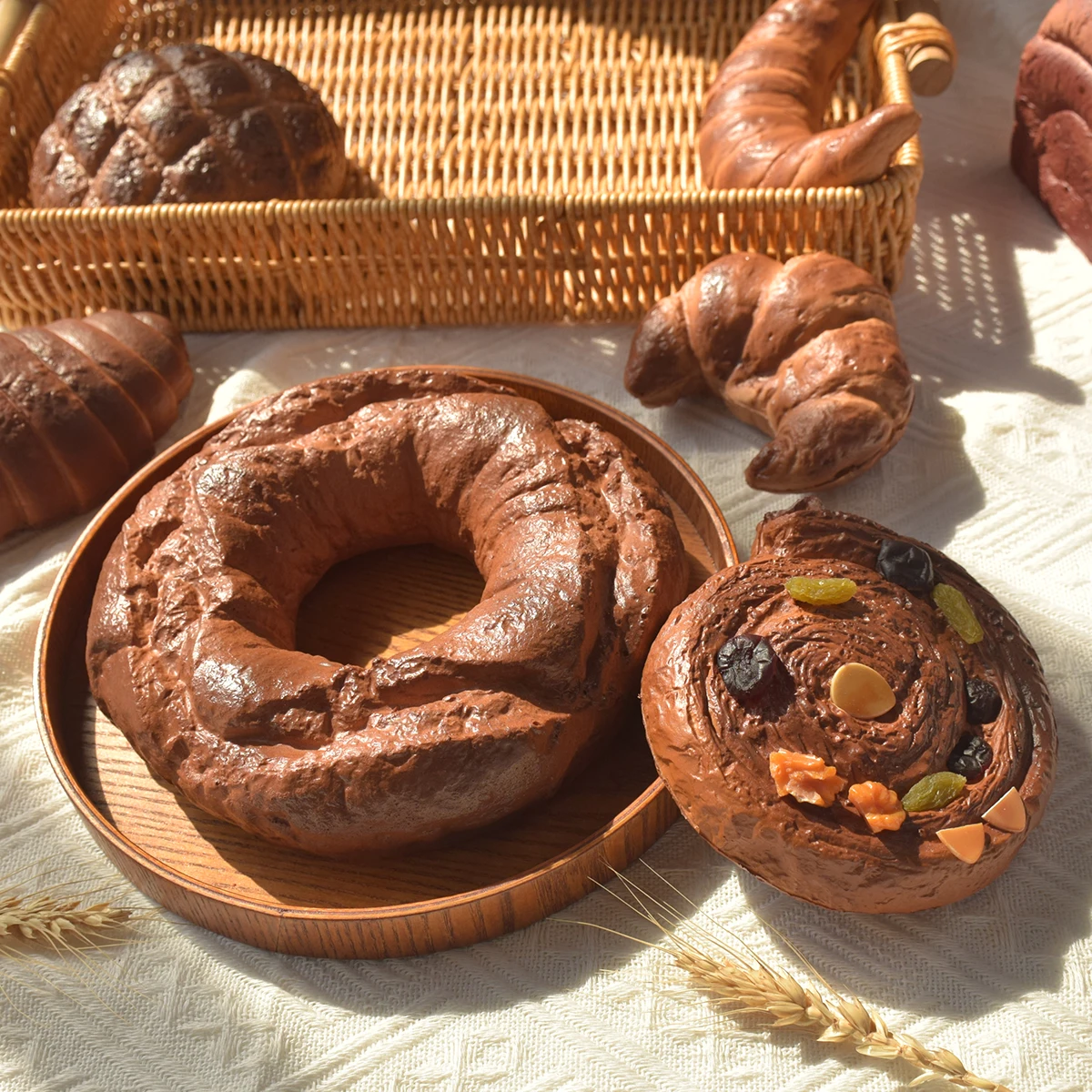 Realistisches PU-Fake-Schokoladenbrot – dekorative Bäckerei-Requisite für die Präsentation in der Küche, Dessert-Tischdekoration, Café und Party – Detail 6
