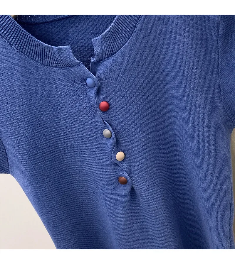 Trendiges, figurbetontes, kleinblaues Strick-Top, Sommer 2026, Dopamin-farbige Knöpfe, schmales Kurzarm-T-Shirt für Damen – Detail 6