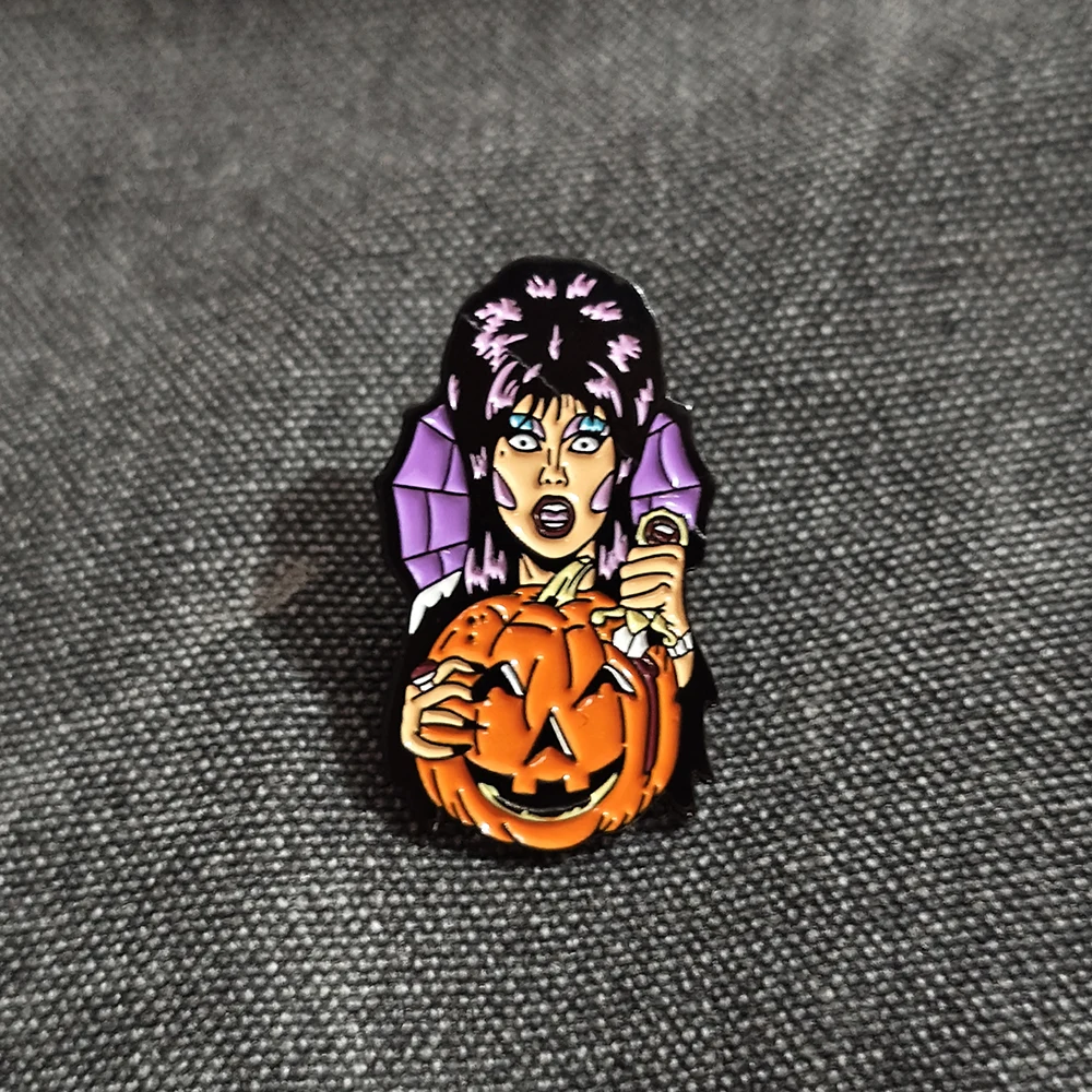 Dunkle Hausfrauen-Broschen aus den 90ern, gruselig geschnitzte Abzeichen, Halloween-Kostüm-Accessoires, Rollenspiel-Dekorationsabzeichen, Horror-Brosche