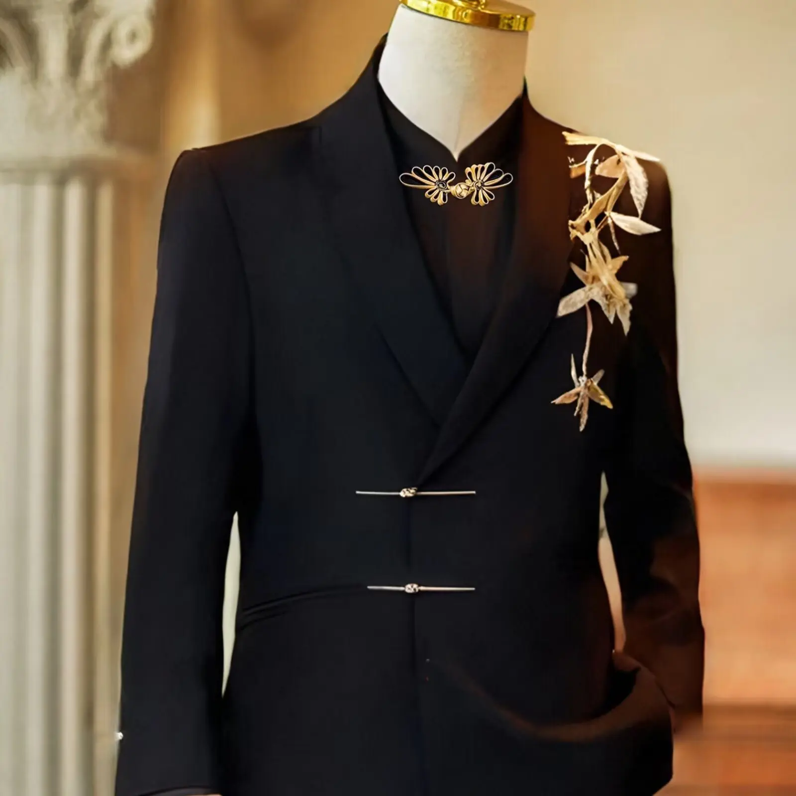 

Мужской шерстяной пиджак свободного кроя с золотым декором на плечах, двойной цветочной булавкой и металлическим синим дизайном, длинный рукав