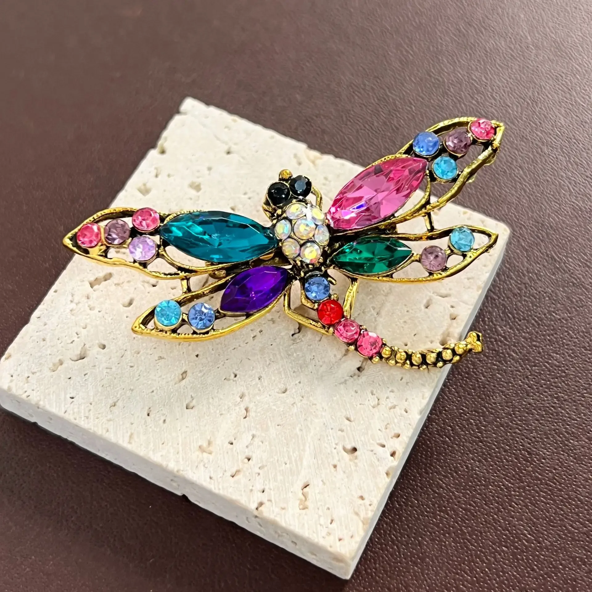Vintage Colored Crystal Rhinestone Dragonfly Brooch for Women Exquisite Elegant Insect Lapel Pin Clothing Accessories Party Gift