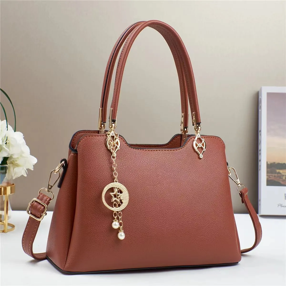 

Women's Elegant Versatile Tote - Fashionable Shoulder, Crossbody & Handheld Bag