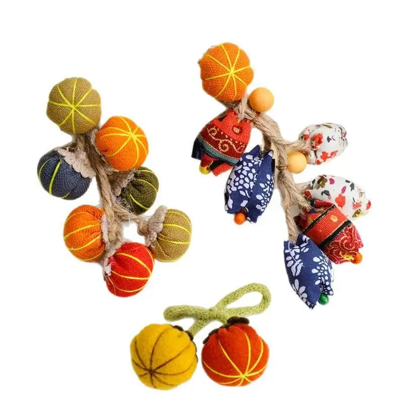 Handgefertigter Kürbis-Anhänger im Boho-Stil mit bunten Stoffperlen und Quasten – ein lebendiges Accessoire für Halloween-Geschenke und Sommerausflüge – Detail 5