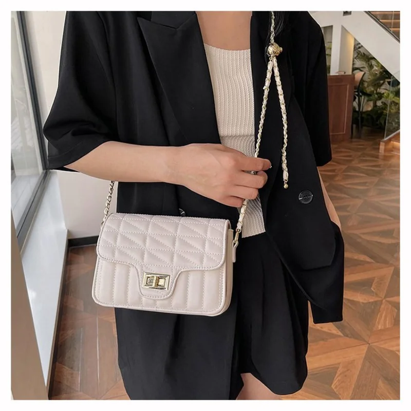 

Classic Leather Messenger Bag For Women - Stylish Commuter Tote With Large Capacity And Vintage Charm