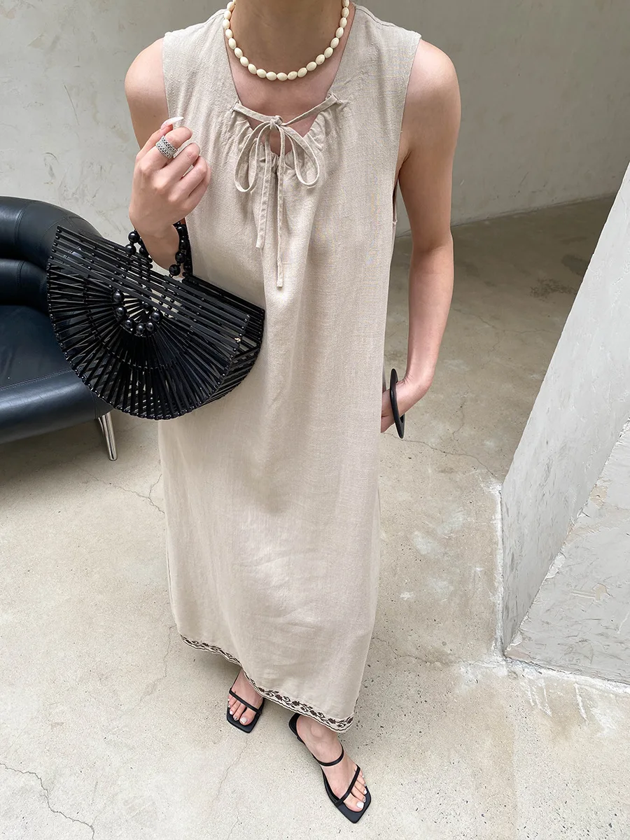 Sommerliches Damenkleid, lässig, einfarbig, mit Schnürung, besticktem Saum, ärmellos, im Westen-Stil. – Detail 25