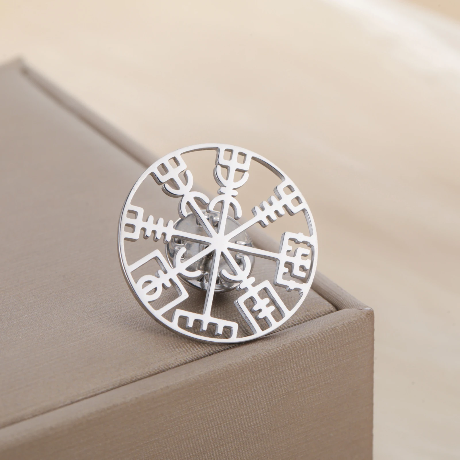 LIKGREAT Viking Compass Brooch Vegvísir Pin Stainless Steel Norse Mythology Symbol Pins Nordic Jewelry Gift for Men Women