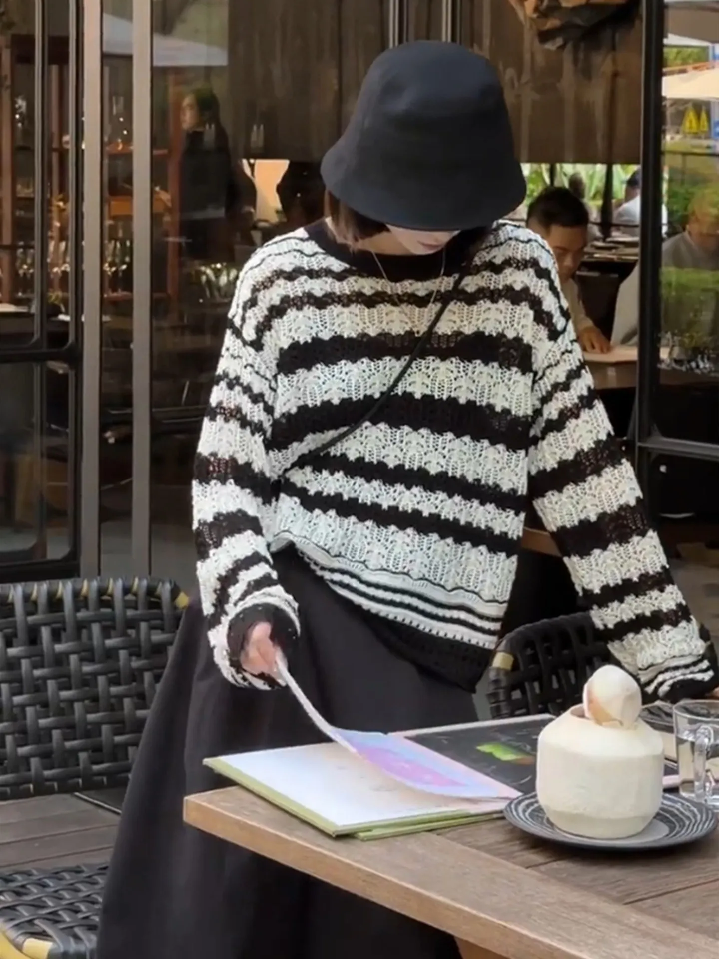 

Женский вязаный свитер с полосками и вырезами, весна 2026, свободный крой, стройнящий силуэт, круглый вырез, длинный рукав, повседневный модный топ