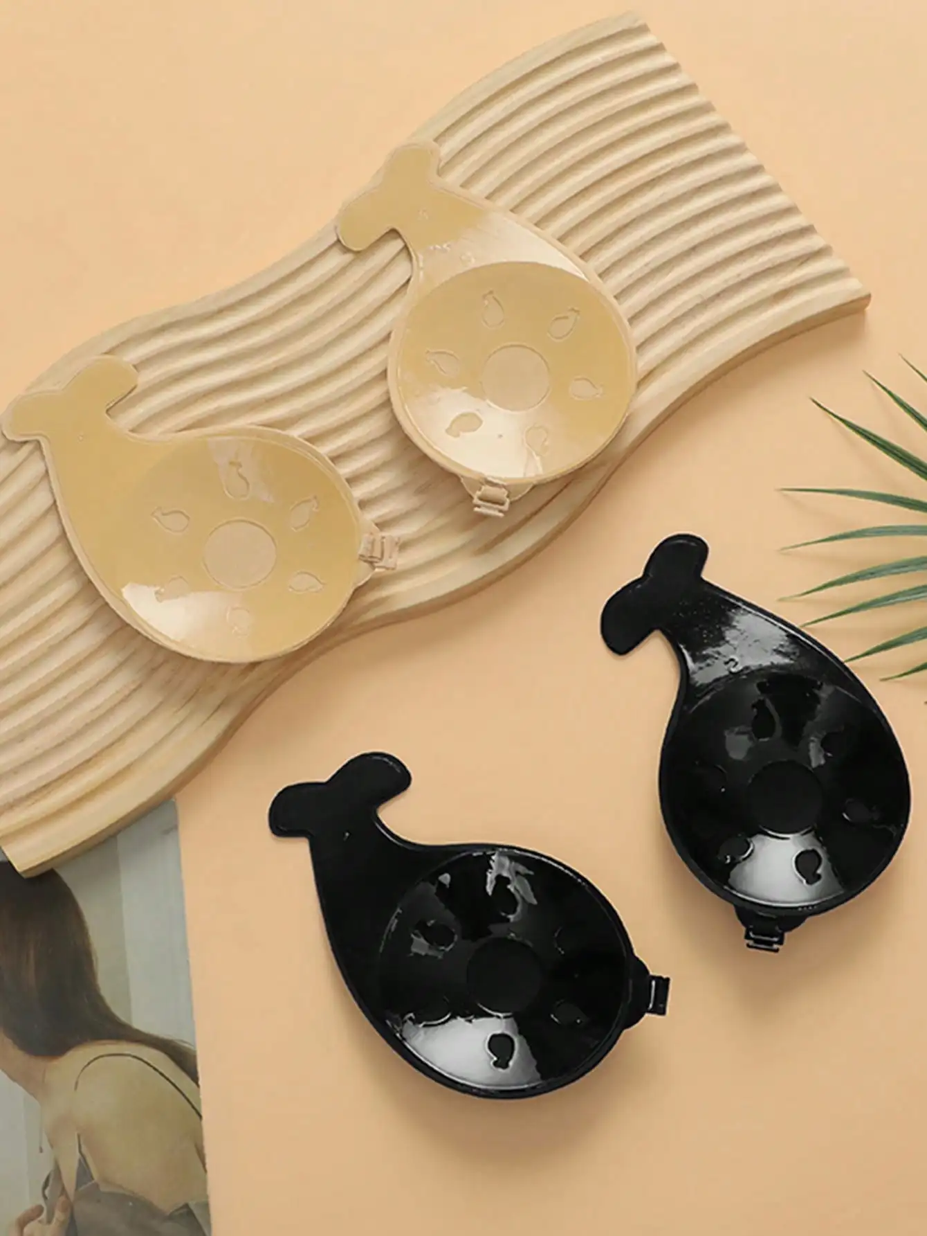 قطعتان من غطاء حلمة الدلفين السيليكوني، رقعة صدر لاصقة غير مرئية قابلة لإعادة الاستخدام، ملحقات الملابس الداخلية والملابس الداخلية