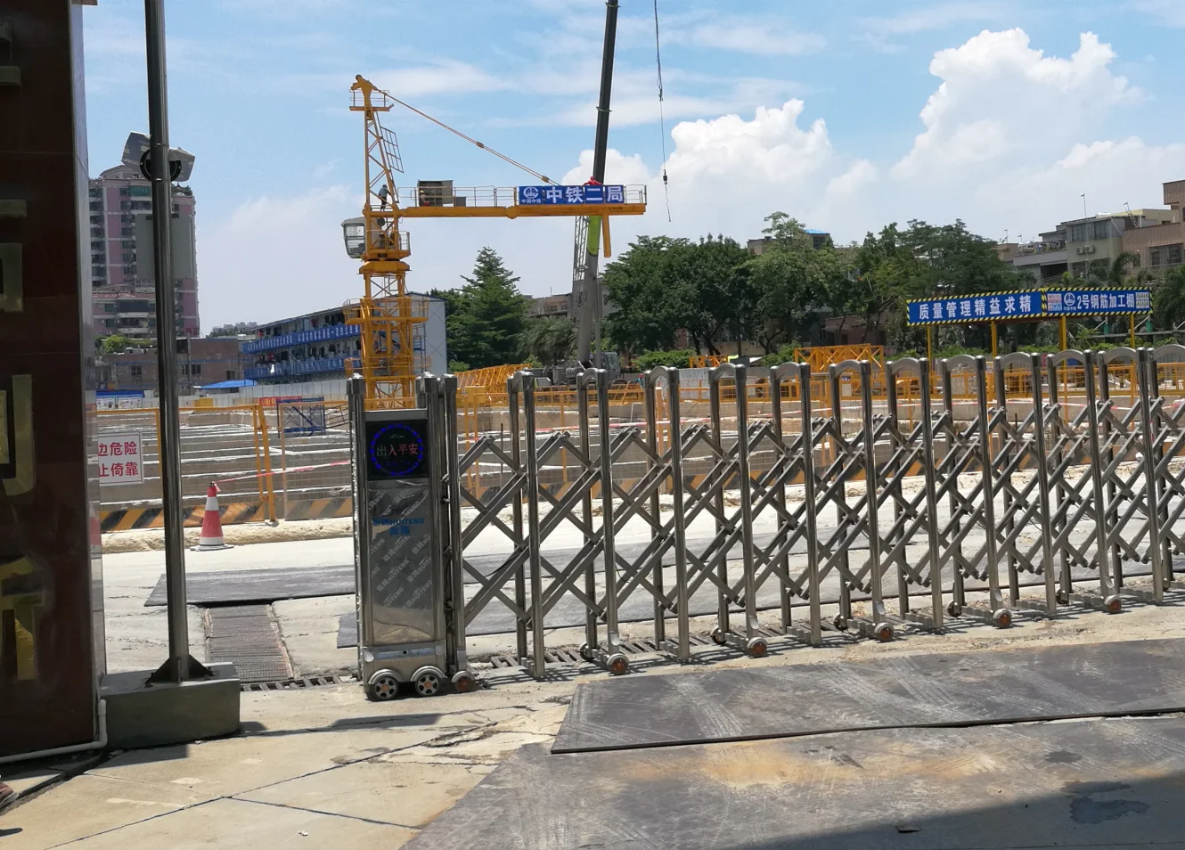 은색 스테인리스 스틸 전동 자동 수축식 산업용 그래픽 디자인 야외 슬라이딩 게이트 회사 QG-J1717