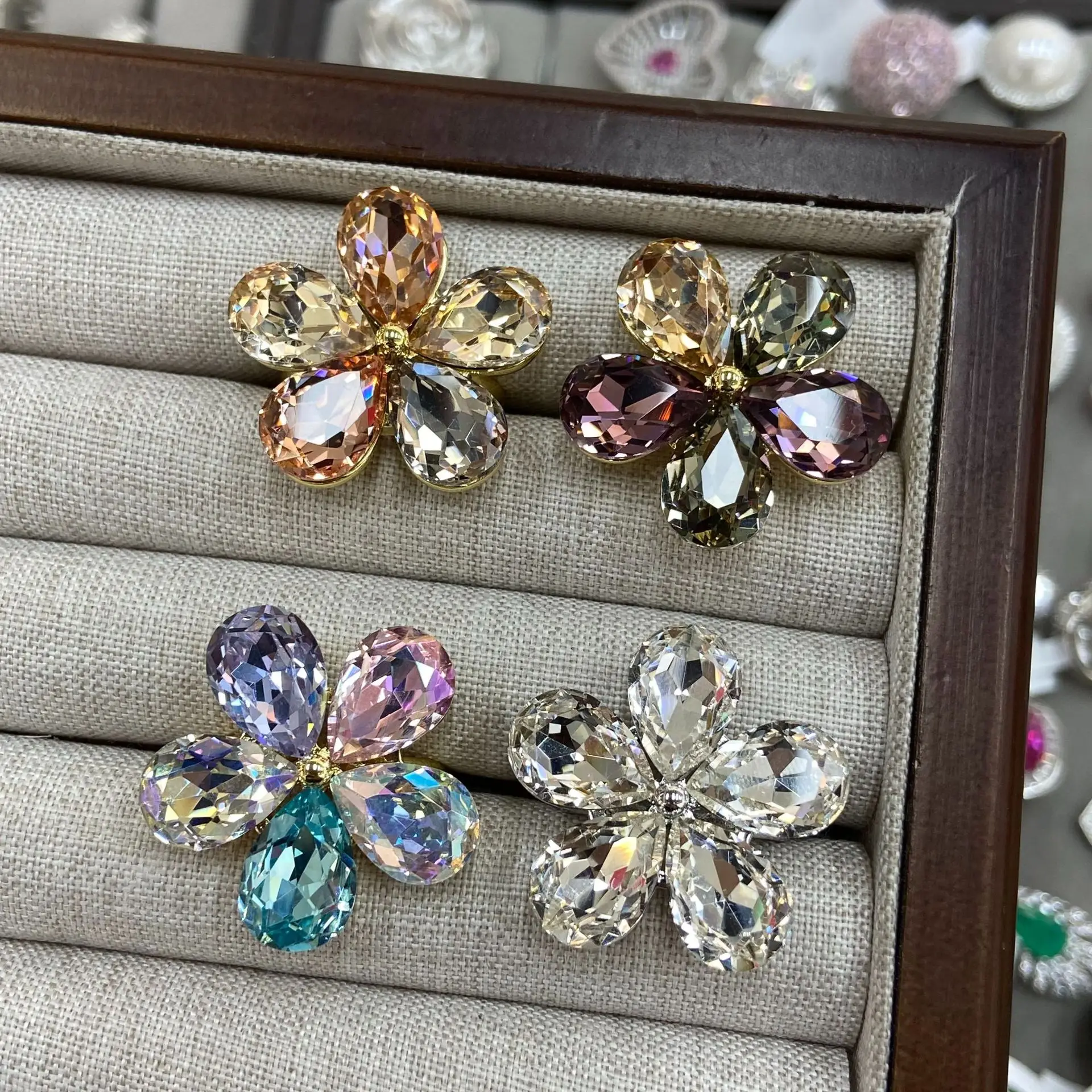 New Design Five-Petal Flower Color Crystal Rings Fashionable Retro Versatile Personality Rings Luxury Feelings Advanced Sense