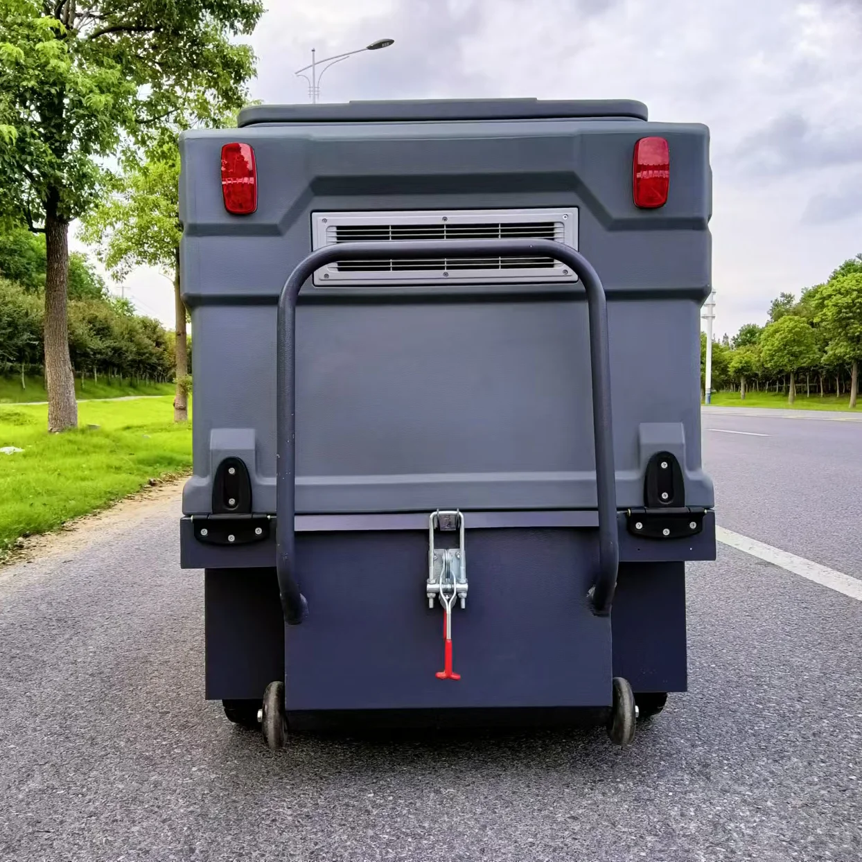 Customized  Automatic Industrial Ride-On Road Sweeper Commercial Electric Self-Propelled Street Sweeper Floor Cleaning Machine