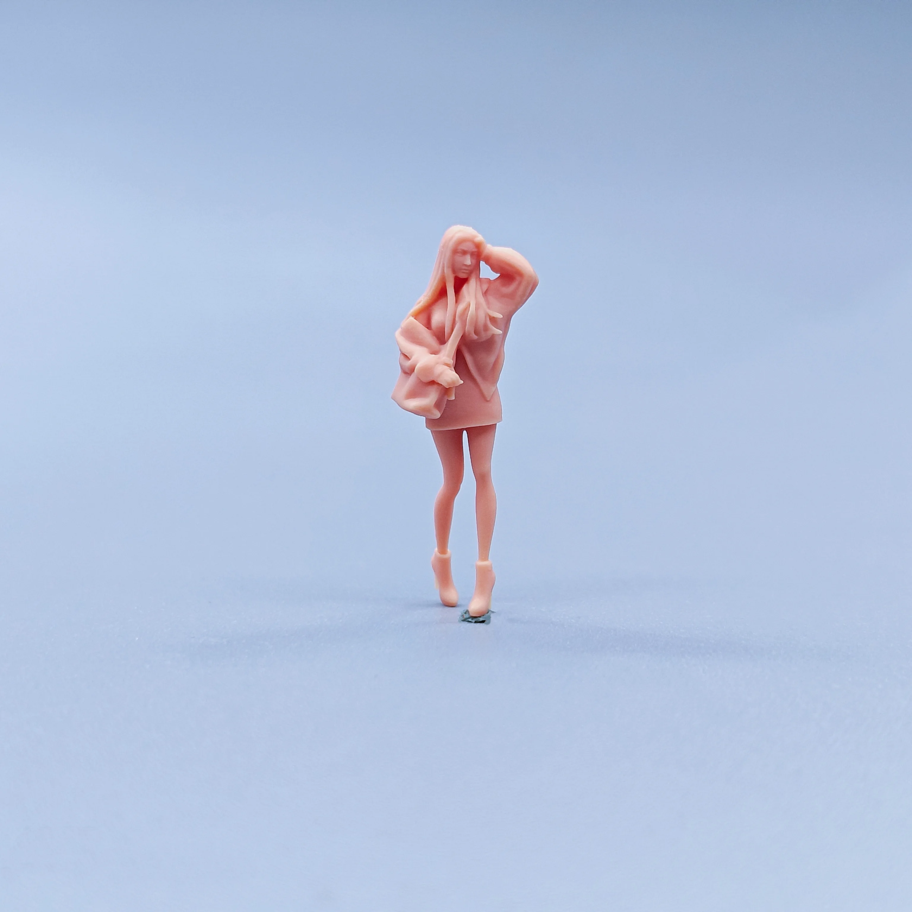 1/64 1/43 Figurine Modello in scala Ragazza in resina con capelli stuzzicanti e postura ambulante Miniature non colorate Diorama dipinto a mano C525