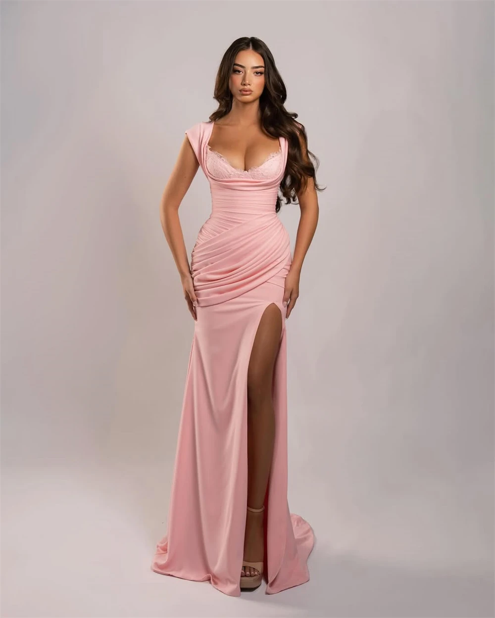 ชุดราตรีเดรสยาวแบบรัดรูป ดีไซน์ผ่าข้าง คอวี  ผ้าซาตินสีชมพู  ชุดออกงานแต่งงานหรืองานเลี้ยง  สามารถสั่งตัดได้