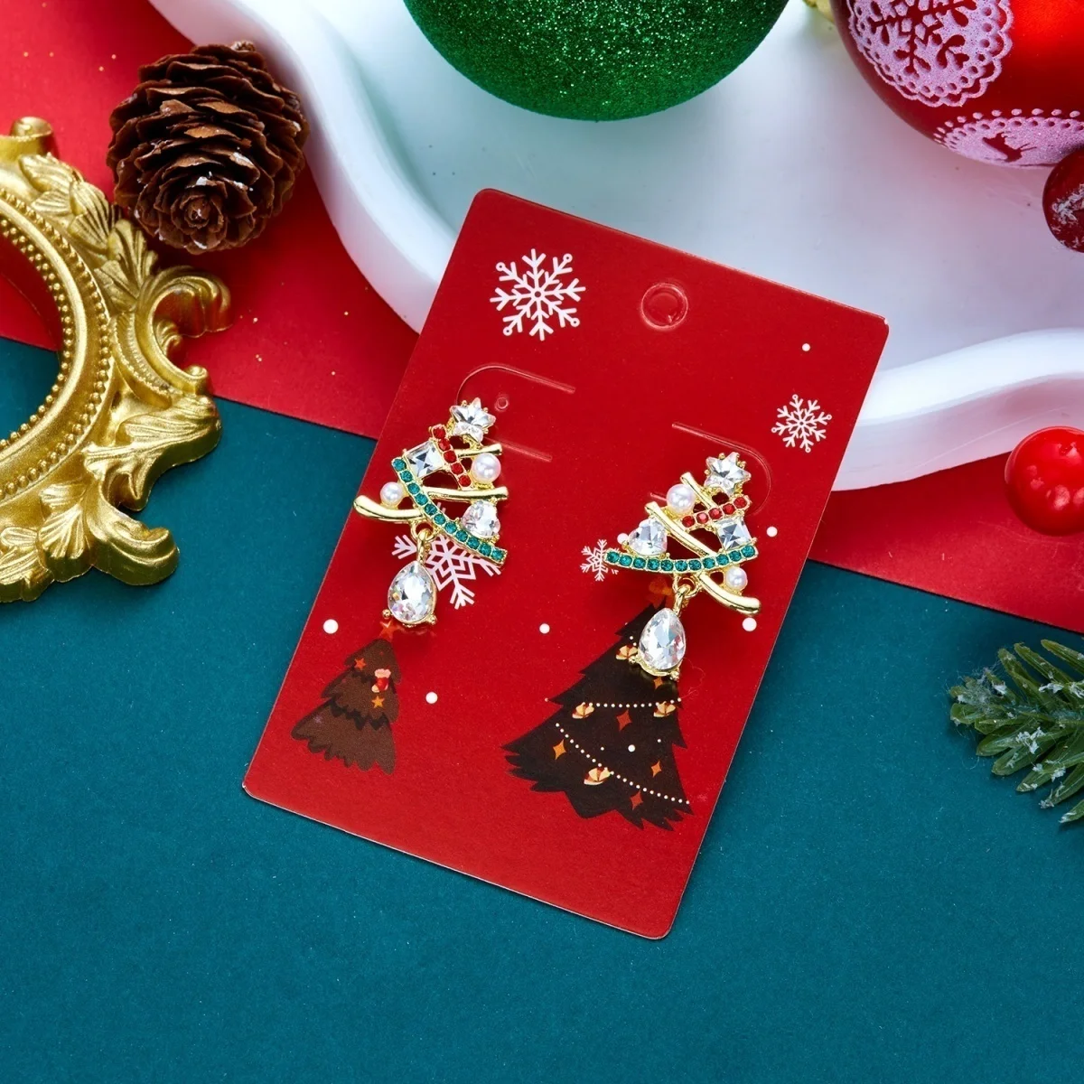 Rot-grüne Strass-Stern-Ohrringe mit hohlen Weihnachtsbaum- und Wassertropfen-Quasten für Damen – Modische Weihnachtsbaum-Ohrringe für Partys und Schmuck – Detail 23
