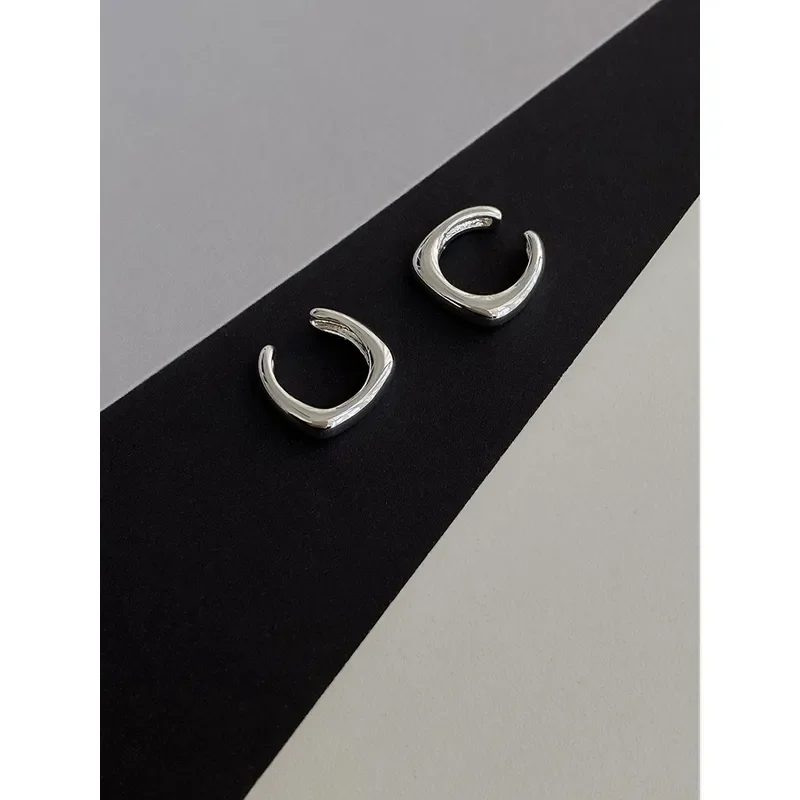 Hot Sale Unique Fake Piercing Metal Ear Clips Asymmetry Round Cartilage Ear Clip for Women Fashion Jewellery Christmas Gift