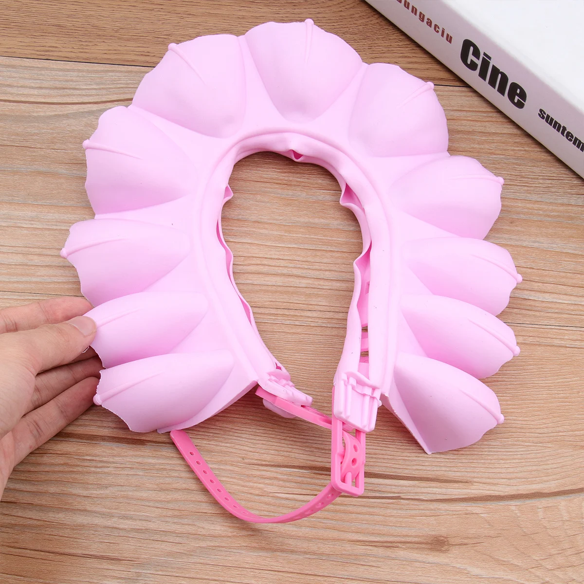 Wodoodporny kapelusz do mycia włosów dla niemowląt, regulowany, TPE, różowy, miękki, wytrzymały, bezpieczny, zapobiega wpuszczaniu się wody, szamponu do oczu i uszu podczas kąpieli.