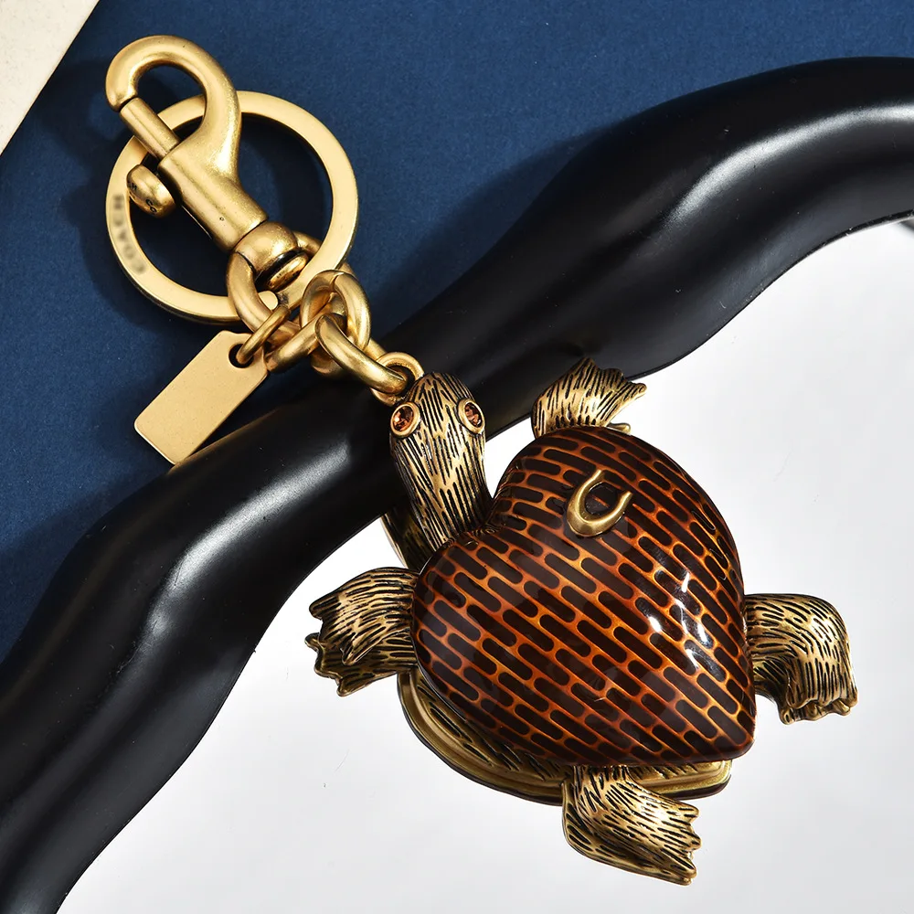 Vintage Schildkröten-Handtaschenanhänger, brauner Emaille-Schlüsselanhänger in Antikgold, Old Money Geldbörsenanhänger, individuelles Etikett, Geschenk für Damen, Designer-Taschen – Detail 5