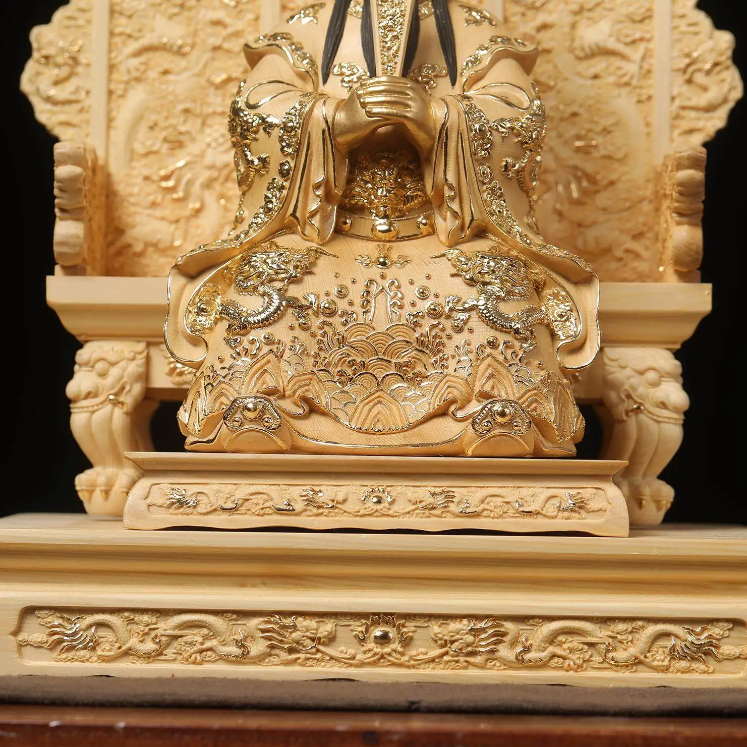Juniper wood carving off chairs, Buddha statues are worshipped, and idols are ornaments