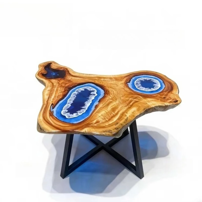 

Тренд: Столы из эпоксидной смолы с натуральным камфорным деревом - дизайн с естественным краем из массива дерева, широкий выбор моделей.