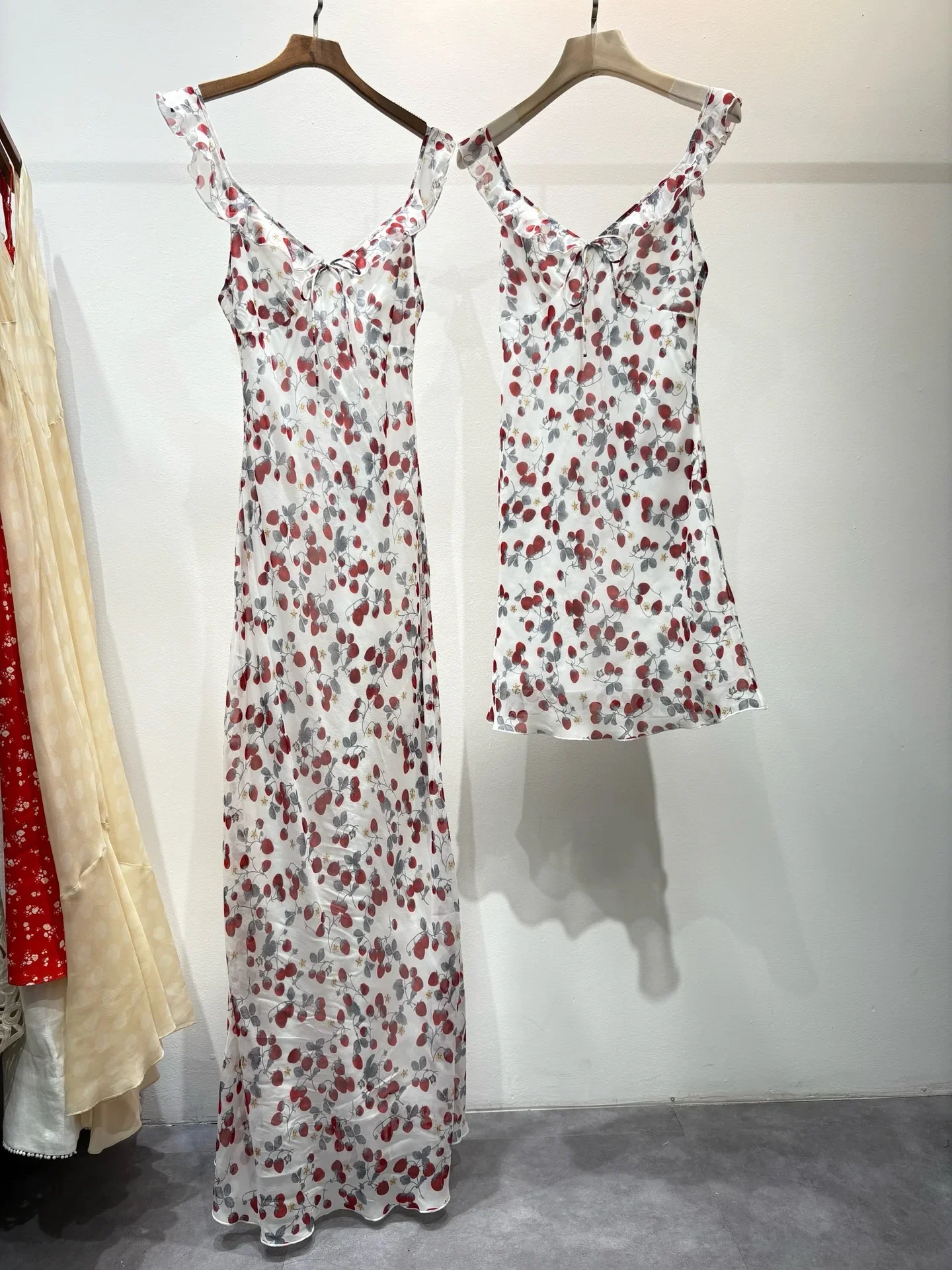 2025 neue Frauen Erdbeere Druck Langes Kleid Rüschen V-ausschnitt Ärmellose Mode Schlanke Seide Robe