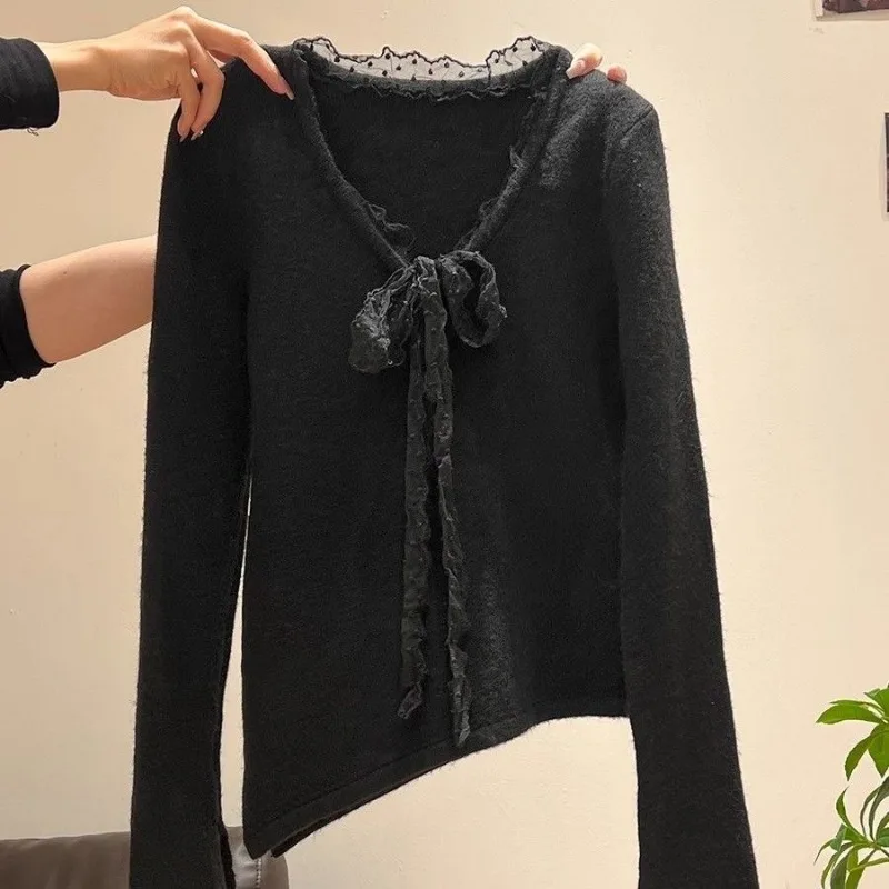 Camiseta de manga comprida de renda com decote em V irregular para mulheres no início da primavera Top interno justo e estilo suave