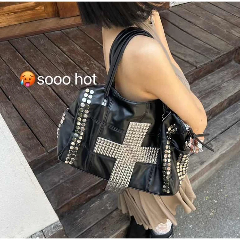 Rivet Cross Umhängetasche, Damen Punk Metall-Nietenbesetzte Tragetasche, Große Kapazität Motorrad-Biker-Stil Streetwear Handtasche – Detail 15