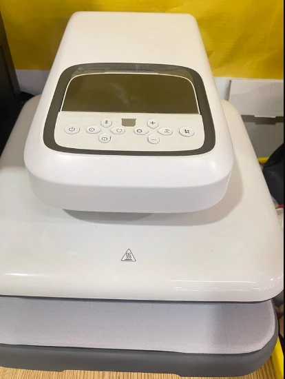 

Small automatic digital heat press for home, T-shirt heat transfer and DIY clothes customization by sublimation.