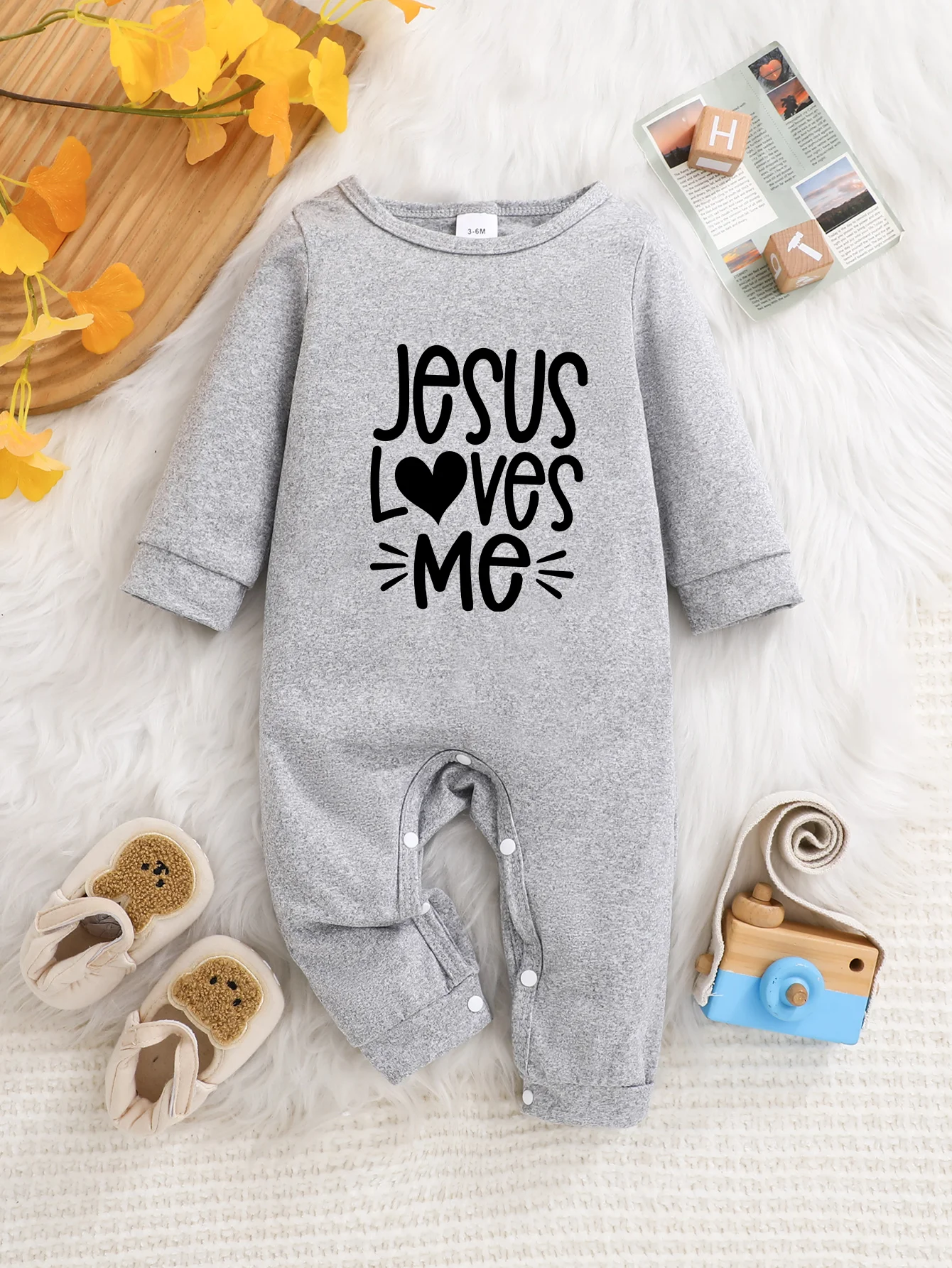 This baby long-sleeve onesie features playful prints and button closure. It is washable, easy to maintain and a practical must-h