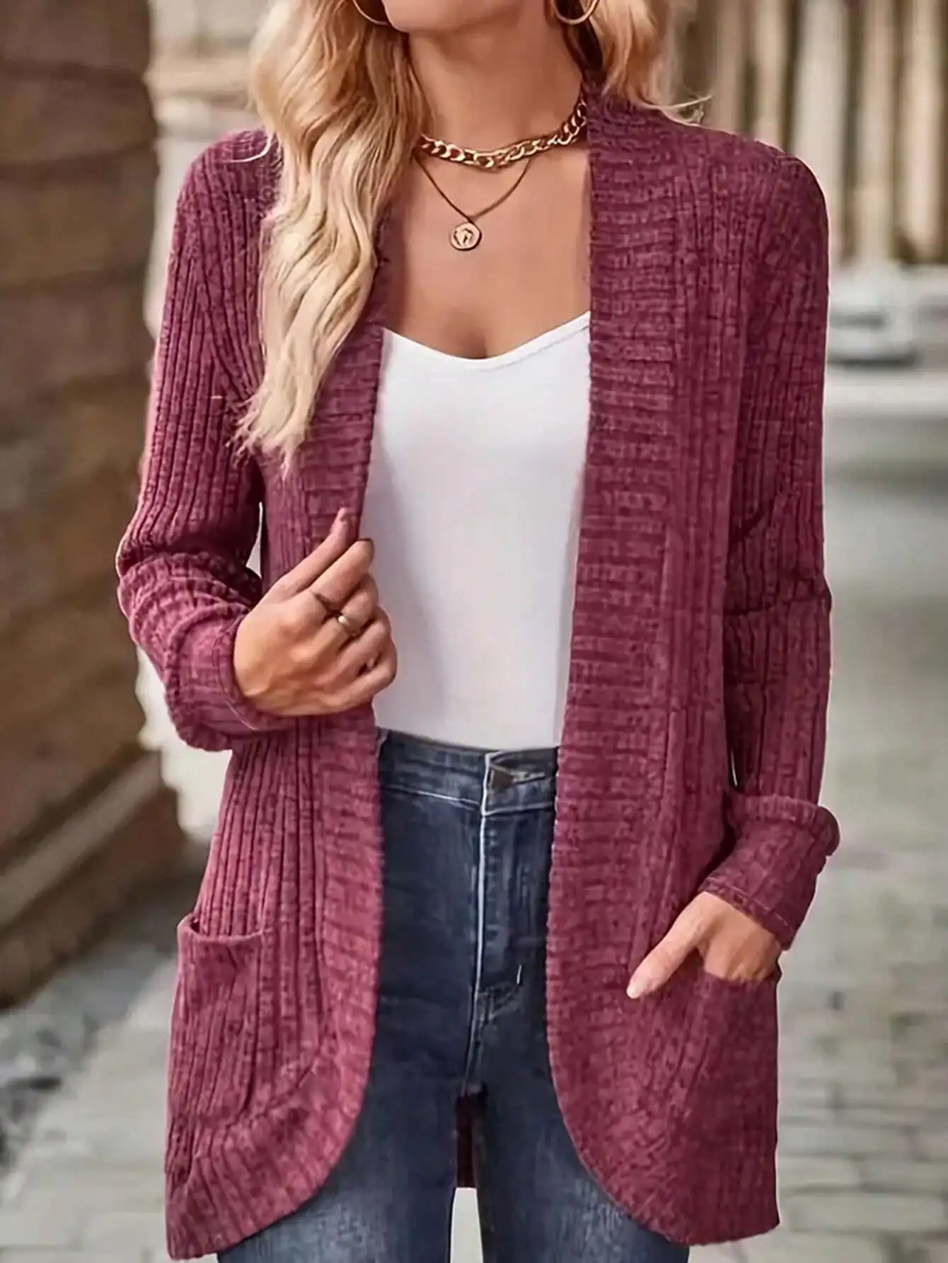 Damska kurtka o minimalistycznym kroju, w jednolitym kolorze, z długim rękawem, o regularnym kroju.