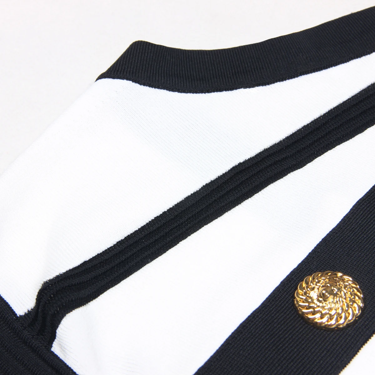 Letnia sukienka bez rękawów w stylu europejskim i amerykańskim, dopasowana, dzianinowa, z dekoltem typu halter, z plisowaną spódnicą z zamkiem błyskawicznym z tyłu.