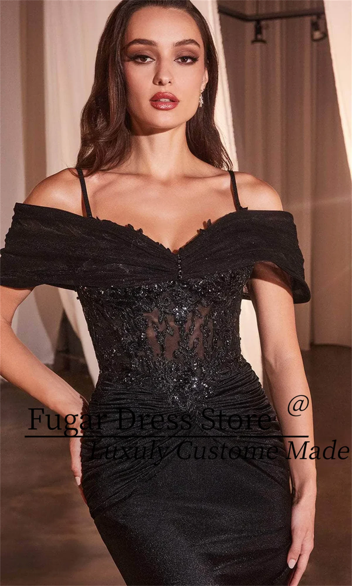 TIANTIAN Personalizzato Sexy Senza Maniche In Rilievo Applique di Pizzo Increspato V-Back Sweep Train Serata Formale Abito da ballo Abiti da sera