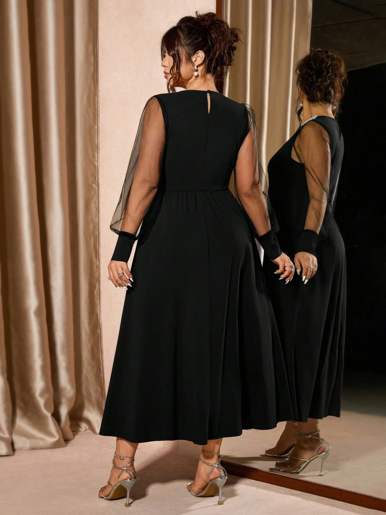 

Элегантное черное платье А-силуэта с воротником, украшенным жемчужными бусинами, и сетчатыми рукавами для вечеринок и банкетов