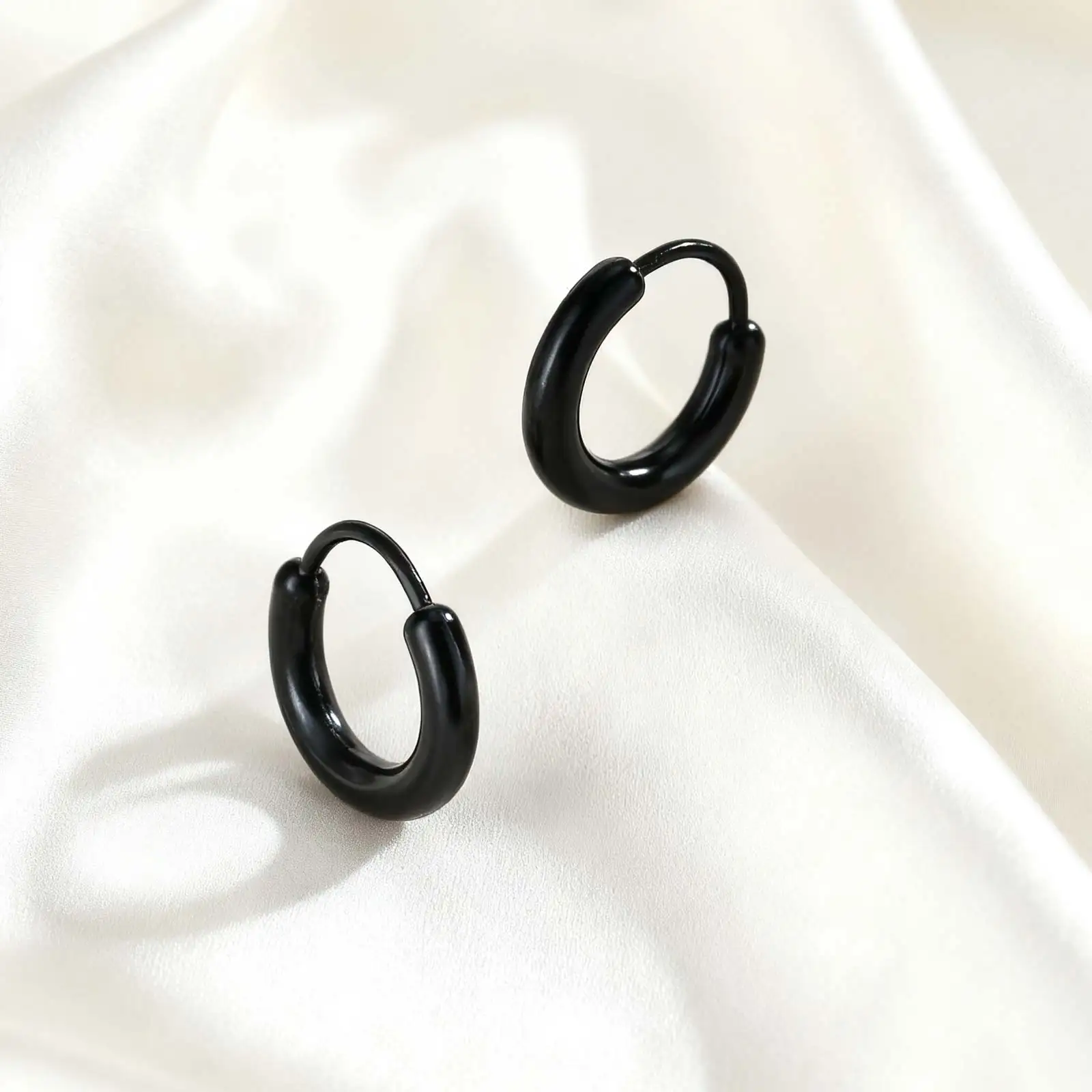 

Minimalist Black Resin Round Hoop Earrings Women's Huggie Earrings Waterproof Punk Jewelry Gift