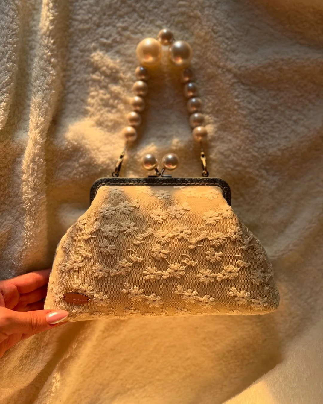 Zagubiona w stylu vintage biała torebka kopertówka 25x16x4cm z koronkową aplikacją kwiatową, haftowana, z zapięciem na zatrzask, torebka z uchwytem z filigranu. — zdjęcie 3