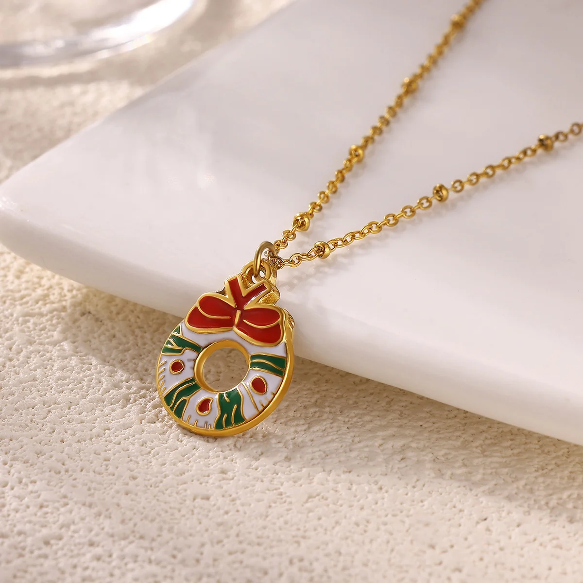 Bunte Emaille-Weihnachtsbaum-Santa-Anhänger-Halskette für Damen, goldfarbene Edelstahlkette, Winter-Feiertags-Party-Schmuck – Detail 3